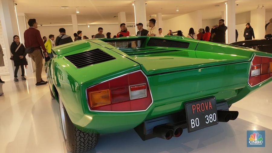 Deretan mobil yang diproduksi Ferrucio Lamborghini dipamerkan di Museum Lamborghini di Bologna Italia. CNBC Indonesia berkesempatan mengunjungi Museum tersebut bersama Pertamina Lubricants yang bekerja sama memasok oli Fastron untuk divisi balap Lamborghini Squadra Corse. (CNBC Indonesia/Leon Saragi)