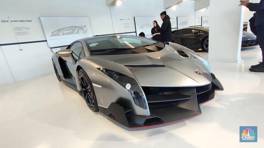Deretan mobil yang diproduksi Ferrucio Lamborghini dipamerkan di Museum Lamborghini di Bologna Italia. CNBC Indonesia berkesempatan mengunjungi Museum tersebut bersama Pertamina Lubricants yang bekerja sama memasok oli Fastron untuk divisi balap Lamborghini Squadra Corse. (CNBC Indonesia/Leon Saragi)