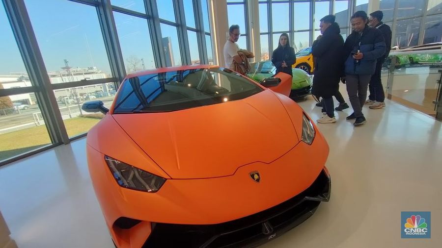 Deretan mobil yang diproduksi Ferrucio Lamborghini dipamerkan di Museum Lamborghini di Bologna Italia. CNBC Indonesia berkesempatan mengunjungi Museum tersebut bersama Pertamina Lubricants yang bekerja sama memasok oli Fastron untuk divisi balap Lamborghini Squadra Corse. (CNBC Indonesia/Leon Saragi)