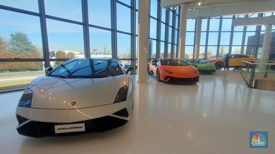 Deretan mobil yang diproduksi Ferrucio Lamborghini dipamerkan di Museum Lamborghini di Bologna Italia. CNBC Indonesia berkesempatan mengunjungi Museum tersebut bersama Pertamina Lubricants yang bekerja sama memasok oli Fastron untuk divisi balap Lamborghini Squadra Corse. (CNBC Indonesia/Leon Saragi)