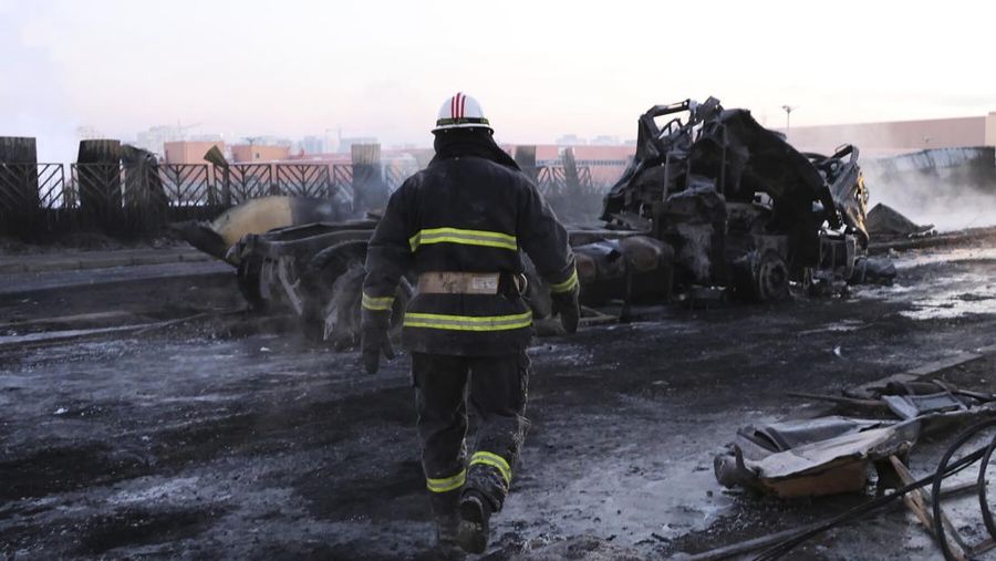 Truk pemadam kebakaran berdiri di dekat lokasi kebakaran menyusul ledakan di Ulan Bator, Mongolia, 24 Januari 2024, dalam tangkapan layar yang diperoleh dari video media sosial. (Erdenebold Sukhbaatar/via REUTERS)