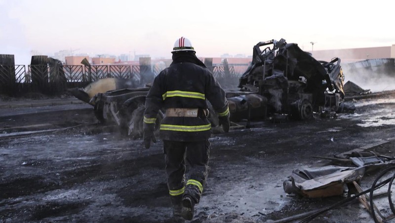 Truk pemadam kebakaran berdiri di dekat lokasi kebakaran menyusul ledakan di Ulan Bator, Mongolia, 24 Januari 2024, dalam tangkapan layar yang diperoleh dari video media sosial. (Erdenebold Sukhbaatar/via REUTERS)