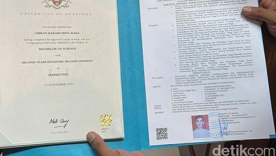 Gibran Rakabuming Raka menunjukan ijazah lulusan University of Bradford di Balai Kota Solo, Senin (20/11/2023). (Dok: Tara Wahyu NV/detikJateng)