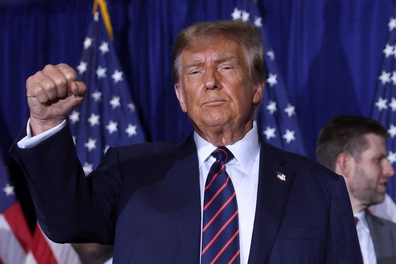 Kandidat presiden dari Partai Republik mantan Presiden Donald Trump berbicara di pesta malam pemilihan pendahuluan di Nashua, N.H., Selasa, 23 Januari 2024, disaksikan oleh Vivek Ramaswamy, Senator Tim Scott, R-S.C., dan Eric Trump. Kandidat presiden dari Partai Republik mantan Presiden Donald Trump berbicara di pesta malam pemilihan pendahuluan di Nashua, N.H., Selasa, 23 Januari 2024, disaksikan oleh Vivek Ramaswamy, Senator Tim Scott, R-S.C., dan Eric Trump. (AP Photo/Pablo Martinez Monsivais)