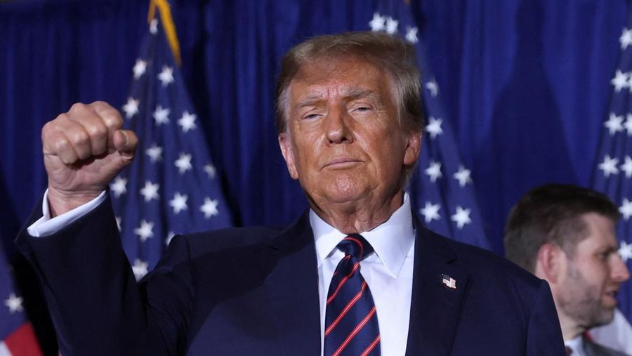 Kandidat presiden dari Partai Republik dan mantan Presiden AS Donald Trump memberi isyarat saat pesta jaga malam pemilihan pendahuluan presiden New Hampshire, di Nashua, New Hampshire, AS, 23 Januari 2024. (REUTERS/Mike Segar)
