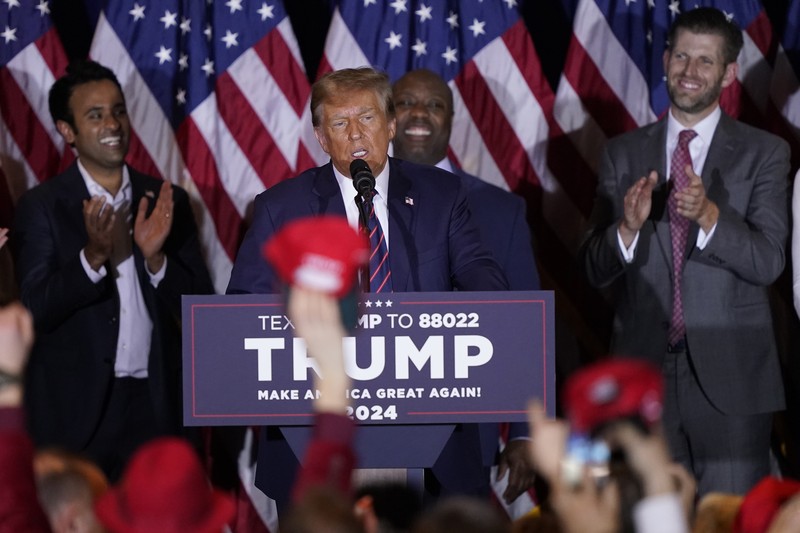 Kandidat presiden dari Partai Republik mantan Presiden Donald Trump berbicara di pesta malam pemilihan pendahuluan di Nashua, N.H., Selasa, 23 Januari 2024, disaksikan oleh Vivek Ramaswamy, Senator Tim Scott, R-S.C., dan Eric Trump. (AP Photo/Pablo Martinez Monsivais)