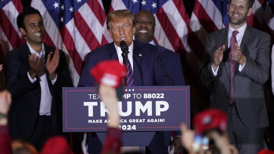 Kandidat presiden dari Partai Republik mantan Presiden Donald Trump berbicara di pesta malam pemilihan pendahuluan di Nashua, N.H., Selasa, 23 Januari 2024, disaksikan oleh Vivek Ramaswamy, Senator Tim Scott, R-S.C., dan Eric Trump. (AP Photo/Pablo Martinez Monsivais)