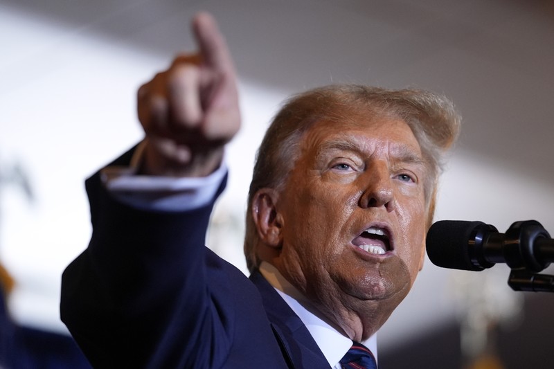 Kandidat presiden dari Partai Republik mantan Presiden Donald Trump berbicara di pesta malam pemilihan pendahuluan di Nashua, N.H., Selasa, 23 Januari 2024, disaksikan oleh Vivek Ramaswamy, Senator Tim Scott, R-S.C., dan Eric Trump. Kandidat presiden dari Partai Republik mantan Presiden Donald Trump berbicara di pesta malam pemilihan pendahuluan di Nashua, N.H., Selasa, 23 Januari 2024, disaksikan oleh Vivek Ramaswamy, Senator Tim Scott, R-S.C., dan Eric Trump. (AP Photo/Pablo Martinez Monsivais)