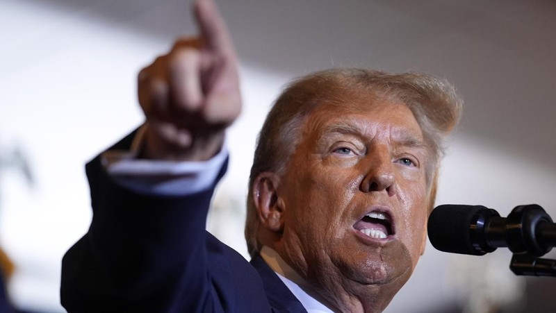 Kandidat presiden dari Partai Republik mantan Presiden Donald Trump berbicara di pesta malam pemilihan pendahuluan di Nashua, N.H., Selasa, 23 Januari 2024, disaksikan oleh Vivek Ramaswamy, Senator Tim Scott, R-S.C., dan Eric Trump. (AP Photo/Pablo Martinez Monsivais)