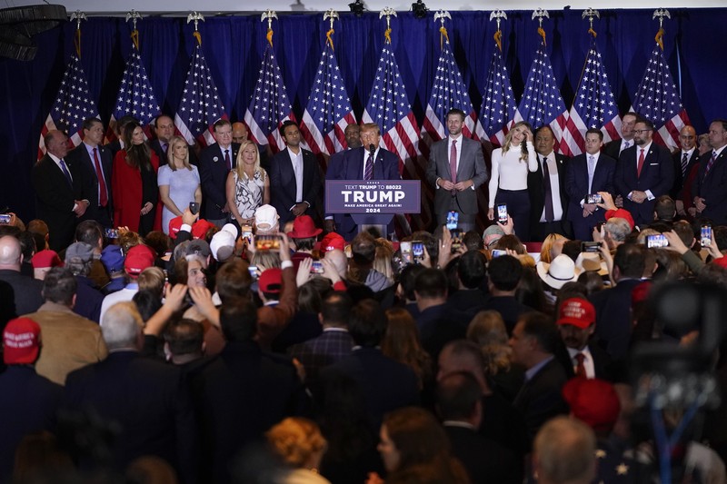 Kandidat presiden dari Partai Republik mantan Presiden Donald Trump berbicara di pesta malam pemilihan pendahuluan di Nashua, N.H., Selasa, 23 Januari 2024, disaksikan oleh Vivek Ramaswamy, Senator Tim Scott, R-S.C., dan Eric Trump. (AP Photo/Pablo Martinez Monsivais)