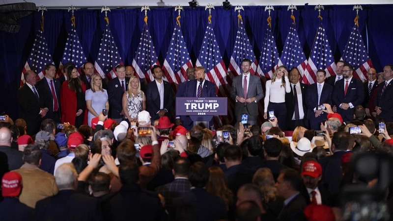 Kandidat presiden dari Partai Republik mantan Presiden Donald Trump berbicara di pesta malam pemilihan pendahuluan di Nashua, N.H., Selasa, 23 Januari 2024, disaksikan oleh Vivek Ramaswamy, Senator Tim Scott, R-S.C., dan Eric Trump. (AP Photo/Pablo Martinez Monsivais)