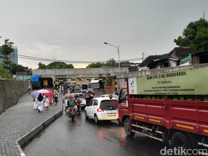 Jam Pulang Kerja, Lalin Sekitar Viaduk Gilingan Mengular hingga 1 Km