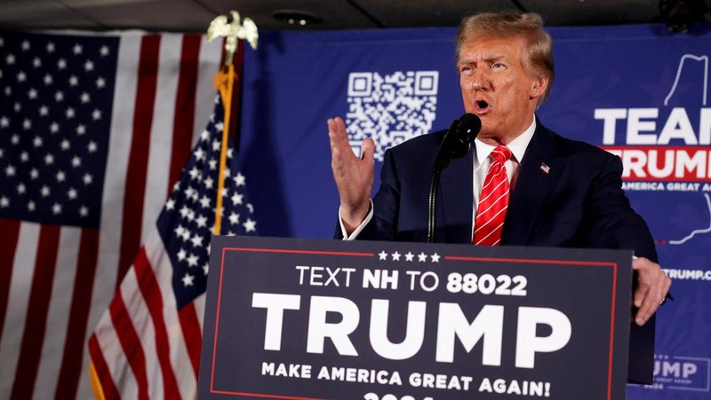 Kandidat presiden dari Partai Republik mantan Presiden Donald Trump berbicara di pesta malam pemilihan pendahuluan di Nashua, N.H., Selasa, 23 Januari 2024, disaksikan oleh Vivek Ramaswamy, Senator Tim Scott, R-S.C., dan Eric Trump. (AP Photo/Pablo Martinez Monsivais)
