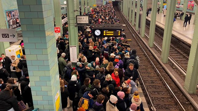 'Kopi Darat' Partai Anti Islam Eropa Chaos, Mobil Polisi Dirusak Massa