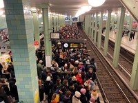 'Kopi Darat' Partai Anti Islam Eropa Chaos, Mobil Polisi Dirusak Massa