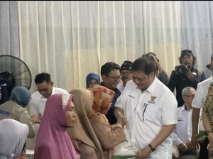Airlangga Salurkan Beras-BLT ke Warga Indramayu: Sesuai Amanat Presiden