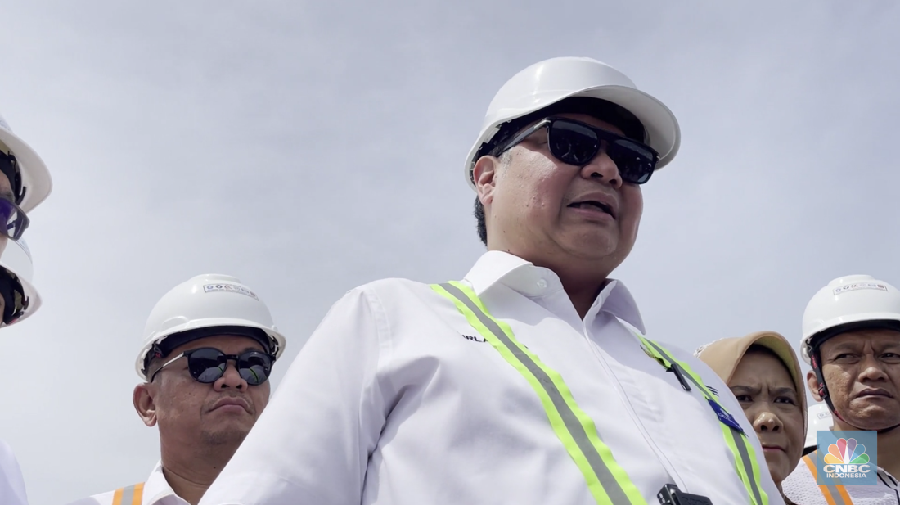 Menteri Koordinator Bidang Perekonomian Airlangga Hartarto hari ini, Rabu (25/1/2024) meninjau Pelabuhan Patimban di Subang, Jawa Barat. (CNBC Indonesia/Shania Rizqi Alatas)