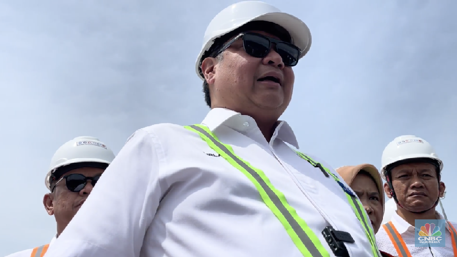 Menteri Koordinator Bidang Perekonomian Airlangga Hartarto hari ini, Rabu (25/1/2024) meninjau Pelabuhan Patimban di Subang, Jawa Barat. (վ/Shania Rizqi Alatas)