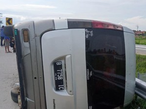 Detik-detik Mobil Rombongan Santri Terguling di Tol Brebes Tewaskan 2 Orang