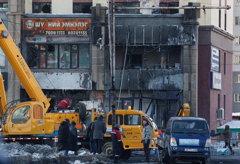 Truk pemadam kebakaran berdiri di dekat lokasi kebakaran menyusul ledakan di Ulan Bator, Mongolia, 24 Januari 2024, dalam tangkapan layar yang diperoleh dari video media sosial. (Erdenebold Sukhbaatar/via REUTERS)