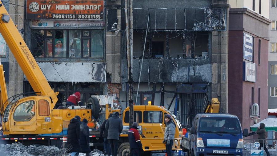 Truk pemadam kebakaran berdiri di dekat lokasi kebakaran menyusul ledakan di Ulan Bator, Mongolia, 24 Januari 2024, dalam tangkapan layar yang diperoleh dari video media sosial. (Erdenebold Sukhbaatar/via REUTERS)