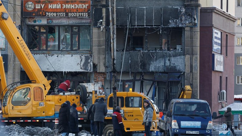 Truk pemadam kebakaran berdiri di dekat lokasi kebakaran menyusul ledakan di Ulan Bator, Mongolia, 24 Januari 2024, dalam tangkapan layar yang diperoleh dari video media sosial. (Erdenebold Sukhbaatar/via REUTERS)