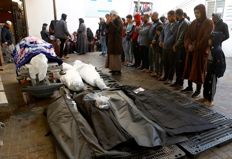 Seorang pria Palestina yang terluka menerima bantuan medis di Rumah Sakit Al-Amal, di tengah konflik yang sedang berlangsung antara Israel dan kelompok Islam Palestina Hamas, di Khan Younis, Jalur Gaza, dalam gambar selebaran yang dirilis pada 23 Januari 2024. Seorang pria Palestina yang terluka menerima bantuan medis di Rumah Sakit Al-Amal, di tengah konflik yang sedang berlangsung antara Israel dan kelompok Islam Palestina Hamas, di Khan Younis, Jalur Gaza, dalam gambar selebaran yang dirilis pada 23 Januari 2024. (Palestine Red Crescent Society/Volunteer Ameer Abu Aisha/Handout via REUTERS)