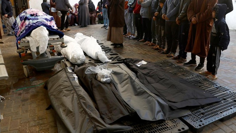 Seorang pria Palestina yang terluka menerima bantuan medis di Rumah Sakit Al-Amal, di tengah konflik yang sedang berlangsung antara Israel dan kelompok Islam Palestina Hamas, di Khan Younis, Jalur Gaza, dalam gambar selebaran yang dirilis pada 23 Januari 2024. (Palestine Red Crescent Society/Volunteer Ameer Abu Aisha/Handout via REUTERS)