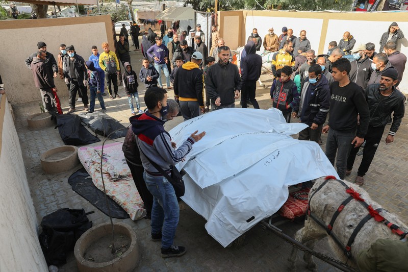 Seorang pria Palestina yang terluka menerima bantuan medis di Rumah Sakit Al-Amal, di tengah konflik yang sedang berlangsung antara Israel dan kelompok Islam Palestina Hamas, di Khan Younis, Jalur Gaza, dalam gambar selebaran yang dirilis pada 23 Januari 2024. (Palestine Red Crescent Society/Volunteer Ameer Abu Aisha/Handout via REUTERS)