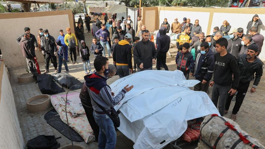 Seorang pria Palestina yang terluka menerima bantuan medis di Rumah Sakit Al-Amal, di tengah konflik yang sedang berlangsung antara Israel dan kelompok Islam Palestina Hamas, di Khan Younis, Jalur Gaza, dalam gambar selebaran yang dirilis pada 23 Januari 2024. (Palestine Red Crescent Society/Volunteer Ameer Abu Aisha/Handout via REUTERS)