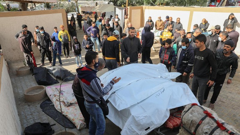 Seorang pria Palestina yang terluka menerima bantuan medis di Rumah Sakit Al-Amal, di tengah konflik yang sedang berlangsung antara Israel dan kelompok Islam Palestina Hamas, di Khan Younis, Jalur Gaza, dalam gambar selebaran yang dirilis pada 23 Januari 2024. (Palestine Red Crescent Society/Volunteer Ameer Abu Aisha/Handout via REUTERS)