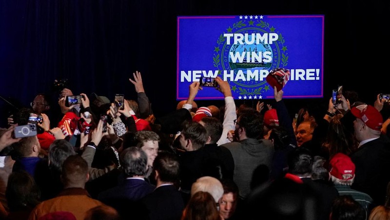 Kandidat presiden dari Partai Republik mantan Presiden Donald Trump berbicara di pesta malam pemilihan pendahuluan di Nashua, N.H., Selasa, 23 Januari 2024, disaksikan oleh Vivek Ramaswamy, Senator Tim Scott, R-S.C., dan Eric Trump. (AP Photo/Pablo Martinez Monsivais)