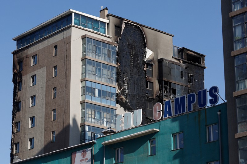 Truk pemadam kebakaran berdiri di dekat lokasi kebakaran menyusul ledakan di Ulan Bator, Mongolia, 24 Januari 2024, dalam tangkapan layar yang diperoleh dari video media sosial. (Erdenebold Sukhbaatar/via REUTERS)