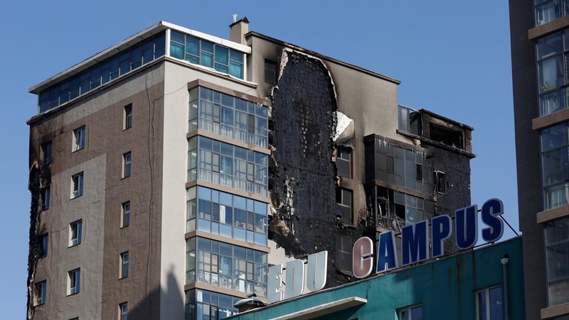 Truk pemadam kebakaran berdiri di dekat lokasi kebakaran menyusul ledakan di Ulan Bator, Mongolia, 24 Januari 2024, dalam tangkapan layar yang diperoleh dari video media sosial. (Erdenebold Sukhbaatar/via REUTERS)