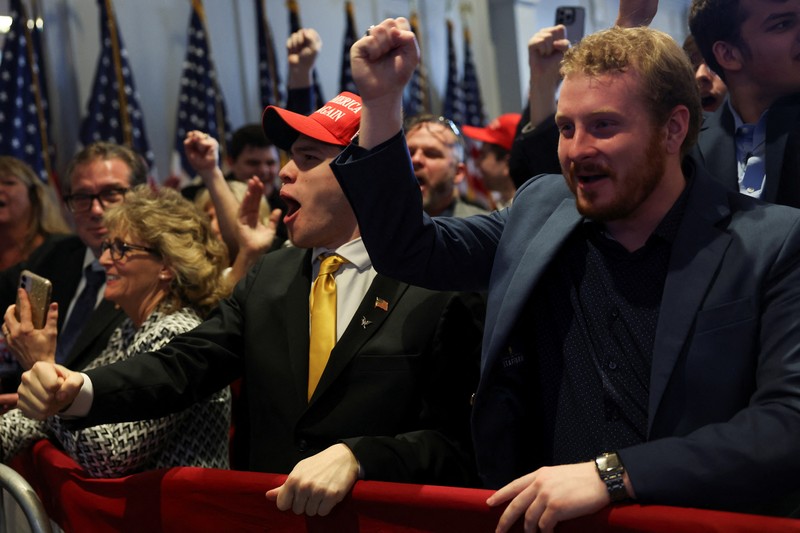 Kandidat presiden dari Partai Republik mantan Presiden Donald Trump berbicara di pesta malam pemilihan pendahuluan di Nashua, N.H., Selasa, 23 Januari 2024, disaksikan oleh Vivek Ramaswamy, Senator Tim Scott, R-S.C., dan Eric Trump. Kandidat presiden dari Partai Republik mantan Presiden Donald Trump berbicara di pesta malam pemilihan pendahuluan di Nashua, N.H., Selasa, 23 Januari 2024, disaksikan oleh Vivek Ramaswamy, Senator Tim Scott, R-S.C., dan Eric Trump. (AP Photo/Pablo Martinez Monsivais)