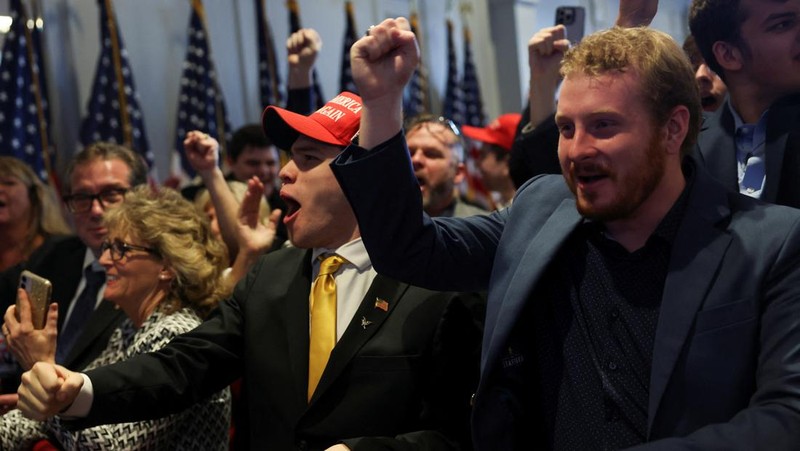 Kandidat presiden dari Partai Republik mantan Presiden Donald Trump berbicara di pesta malam pemilihan pendahuluan di Nashua, N.H., Selasa, 23 Januari 2024, disaksikan oleh Vivek Ramaswamy, Senator Tim Scott, R-S.C., dan Eric Trump. (AP Photo/Pablo Martinez Monsivais)
