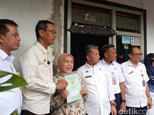 Heru Budi Tinjau Sembako Murah dan Serahkan 30 Sertifikat Tanah di Jaksel