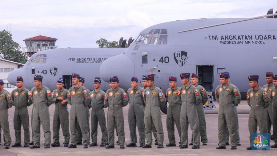 Presiden Joko Widodo didampingi Menter Pertahanan Prabowo Subianto menarik tirai merah putih saat menghadiri penyerahaan pesawat C-130J A-1344 Super Hercules, helikopter AS-550 Fennec, dan helikopter AS-565 dari Kementerian Pertahanan (Kemhan) ke TNI AU di Terminal Selatan Lanud Halim Perdanakusuma, Jakarta, Rabu (23/1/2024). (CNBC Indonesia/Faisal Rahman)