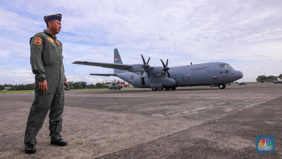 Presiden Joko Widodo didampingi Menter Pertahanan Prabowo Subianto menarik tirai merah putih saat menghadiri penyerahaan pesawat C-130J A-1344 Super Hercules, helikopter AS-550 Fennec, dan helikopter AS-565 dari Kementerian Pertahanan (Kemhan) ke TNI AU di Terminal Selatan Lanud Halim Perdanakusuma, Jakarta, Rabu (23/1/2024). (CNBC Indonesia/Faisal Rahman)