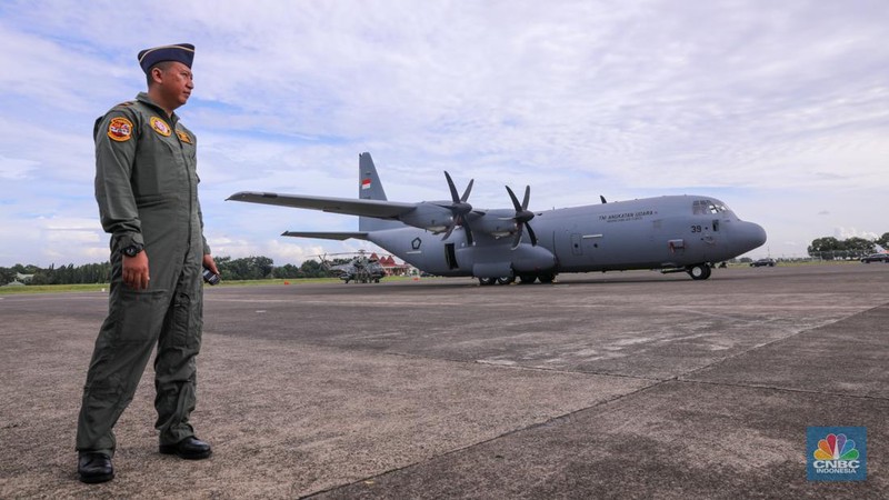 Presiden Joko Widodo didampingi Menter Pertahanan Prabowo Subianto menarik tirai merah putih saat menghadiri penyerahaan pesawat C-130J A-1344 Super Hercules, helikopter AS-550 Fennec, dan helikopter AS-565 dari Kementerian Pertahanan (Kemhan) ke TNI AU di Terminal Selatan Lanud Halim Perdanakusuma, Jakarta, Rabu (23/1/2024). (CNBC Indonesia/Faisal Rahman)