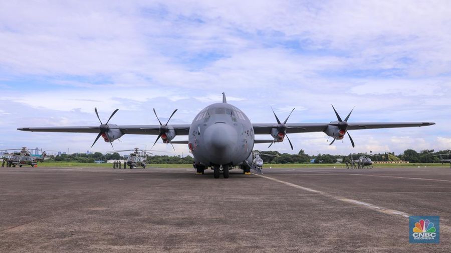 Penyerahaan pesawat C-130J A-1344 Super Hercules, helikopter AS-550 Fennec, dan helikopter AS-565 dari Kementerian Pertahanan (Kemhan) ke TNI AU di Terminal Selatan Lanud Halim Perdanakusuma, Jakarta, Rabu (23/1/2024). (CNBC Indonesia/Faisal Rahman)