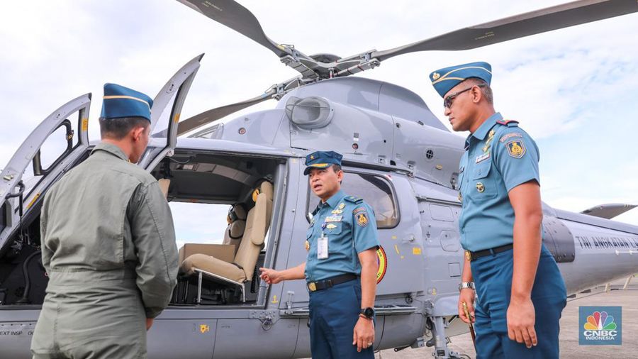 Presiden Joko Widodo didampingi Menter Pertahanan Prabowo Subianto menarik tirai merah putih saat menghadiri penyerahaan pesawat C-130J A-1344 Super Hercules, helikopter AS-550 Fennec, dan helikopter AS-565 dari Kementerian Pertahanan (Kemhan) ke TNI AU di Terminal Selatan Lanud Halim Perdanakusuma, Jakarta, Rabu (23/1/2024). (CNBC Indonesia/Faisal Rahman)