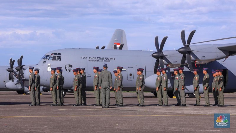 Presiden Joko Widodo didampingi Menter Pertahanan Prabowo Subianto menarik tirai merah putih saat menghadiri penyerahaan pesawat C-130J A-1344 Super Hercules, helikopter AS-550 Fennec, dan helikopter AS-565 dari Kementerian Pertahanan (Kemhan) ke TNI AU di Terminal Selatan Lanud Halim Perdanakusuma, Jakarta, Rabu (23/1/2024). (CNBC Indonesia/Faisal Rahman)