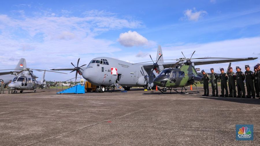 Presiden Joko Widodo didampingi Menter Pertahanan Prabowo Subianto menarik tirai merah putih saat menghadiri penyerahaan pesawat C-130J A-1344 Super Hercules, helikopter AS-550 Fennec, dan helikopter AS-565 dari Kementerian Pertahanan (Kemhan) ke TNI AU di Terminal Selatan Lanud Halim Perdanakusuma, Jakarta, Rabu (23/1/2024). (CNBC Indonesia/Faisal Rahman)