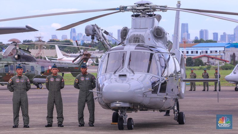 Presiden Joko Widodo didampingi Menter Pertahanan Prabowo Subianto menarik tirai merah putih saat menghadiri penyerahaan pesawat C-130J A-1344 Super Hercules, helikopter AS-550 Fennec, dan helikopter AS-565 dari Kementerian Pertahanan (Kemhan) ke TNI AU di Terminal Selatan Lanud Halim Perdanakusuma, Jakarta, Rabu (23/1/2024). (CNBC Indonesia/Faisal Rahman) Presiden Joko Widodo didampingi Menter Pertahanan Prabowo Subianto menarik tirai merah putih saat menghadiri penyerahaan pesawat C-130J A-1344 Super Hercules, helikopter AS-550 Fennec, dan helikopter AS-565 dari Kementerian Pertahanan (Kemhan) ke TNI AU di Terminal Selatan Lanud Halim Perdanakusuma, Jakarta, Rabu (23/1/2024). (CNBC Indonesia/Faisal Rahman)