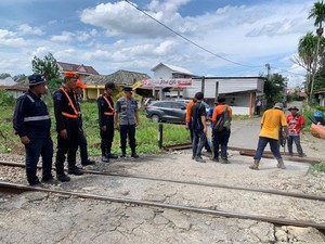 Dua Jalur Perlintasan Kereta Api Liar di Lahat Ditutup dengan Palang Baja