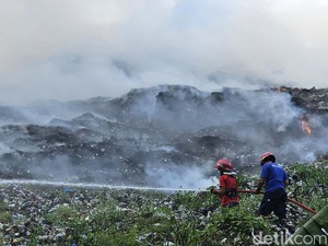 Kebakaran Sampah di TPA Sente, Pemadaman Terkendala Angin Kencang