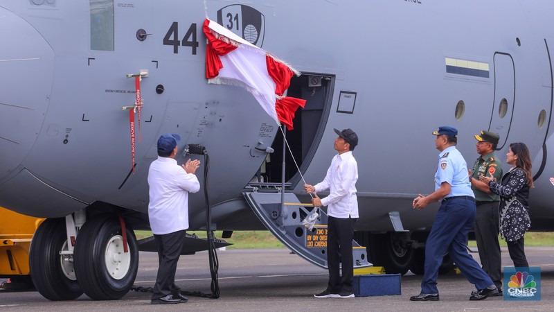 Presiden Joko Widodo didampingi Menter Pertahanan Prabowo Subianto menarik tirai merah putih saat menghadiri penyerahaan pesawat C-130J A-1344 Super Hercules, helikopter AS-550 Fennec, dan helikopter AS-565 dari Kementerian Pertahanan (Kemhan) ke TNI AU di Terminal Selatan Lanud Halim Perdanakusuma, Jakarta, Rabu (23/1/2024). (CNBC Indonesia/Faisal Rahman)
