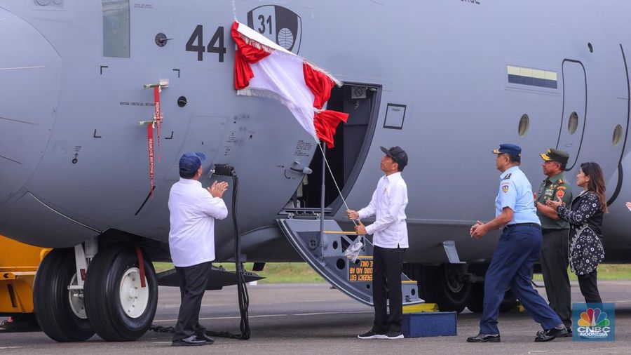Presiden Joko Widodo didampingi Menter Pertahanan Prabowo Subianto menarik tirai merah putih saat menghadiri penyerahaan pesawat C-130J A-1344 Super Hercules, helikopter AS-550 Fennec, dan helikopter AS-565 dari Kementerian Pertahanan (Kemhan) ke TNI AU di Terminal Selatan Lanud Halim Perdanakusuma, Jakarta, Rabu (23/1/2024). (CNBC Indonesia/Faisal Rahman)
