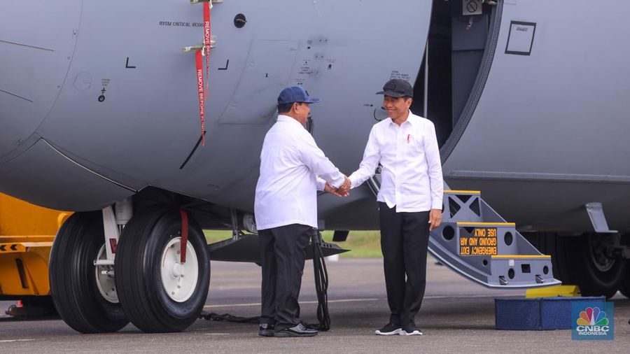 Presiden Joko Widodo didampingi Menter Pertahanan Prabowo Subianto menarik tirai merah putih saat menghadiri penyerahaan pesawat C-130J A-1344 Super Hercules, helikopter AS-550 Fennec, dan helikopter AS-565 dari Kementerian Pertahanan (Kemhan) ke TNI AU di Terminal Selatan Lanud Halim Perdanakusuma, Jakarta, Rabu (23/1/2024). (²©²ÊÍøÕ¾/Faisal Rahman)